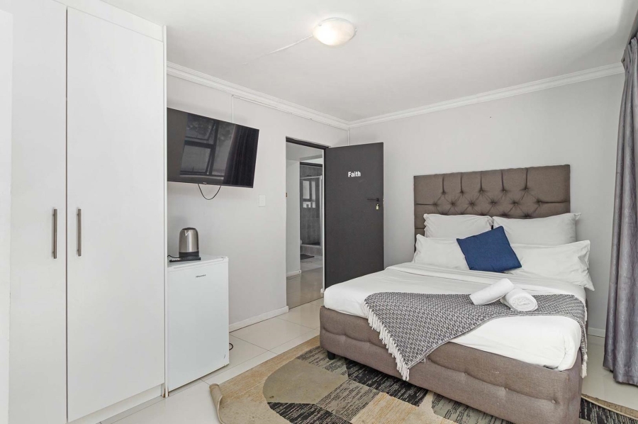 8 Bedroom Property for Sale in Milnerton Ridge Western Cape